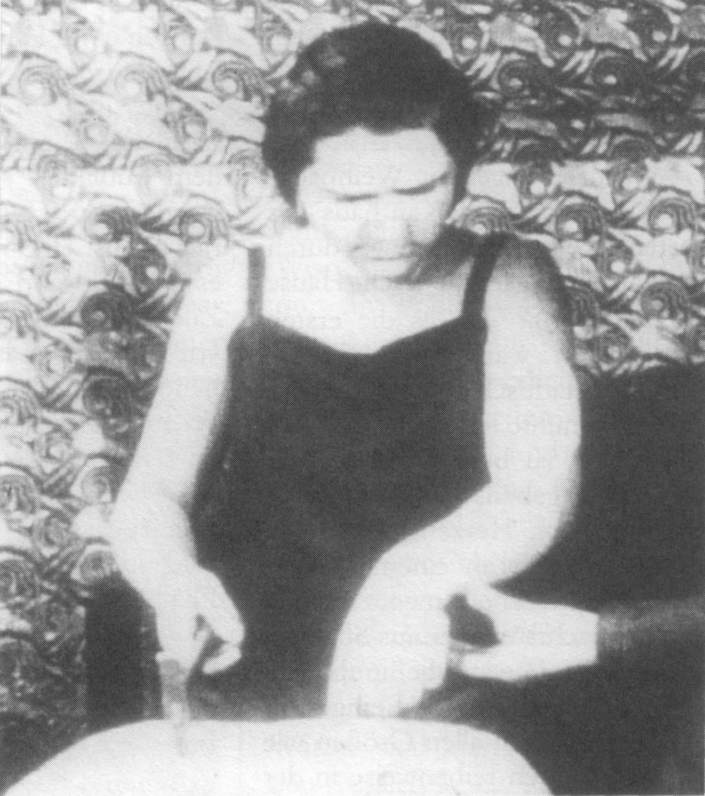 Eleonore Zugun schlägt die Zeichnung des Draku mit einem Hammer