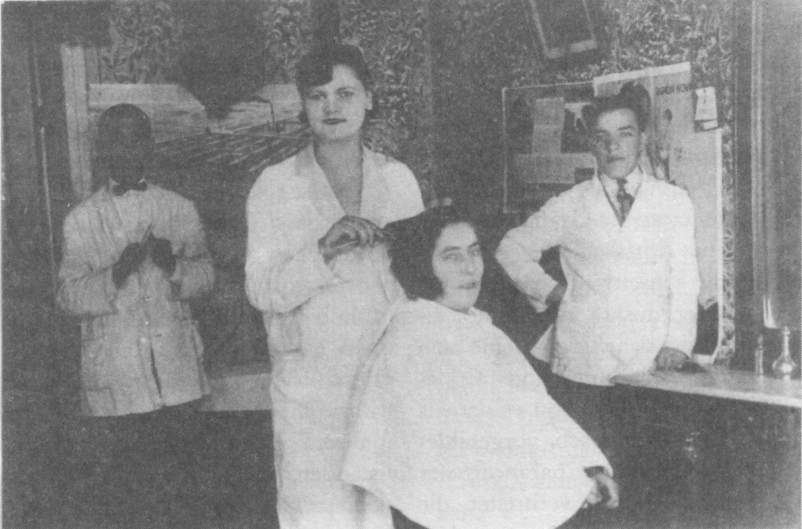 Eleonore Zugun 1928 als Friseurlehrling
