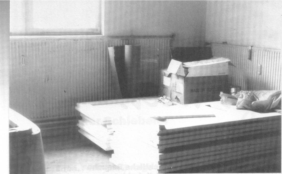 Gestapelte Holztüren in einer Malerwerkstatt