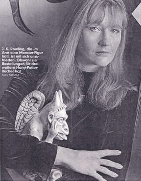 Joanne K. Rowling mit einer Dmonenfigur