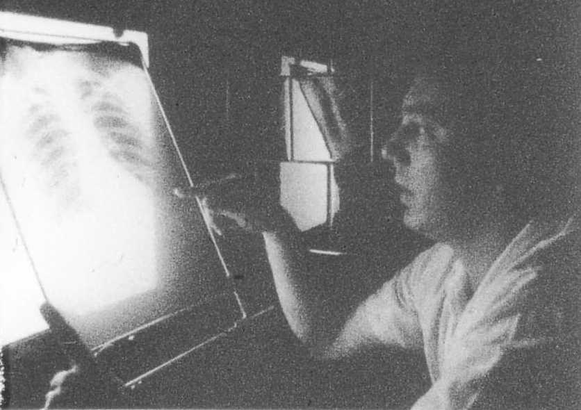 Arzt betrachtet Röntgenaufnahme der Doña Lucretia