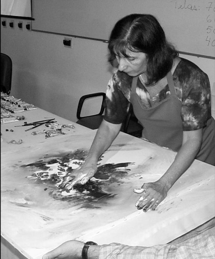 Maria Gertrudes Coelho beim Malen